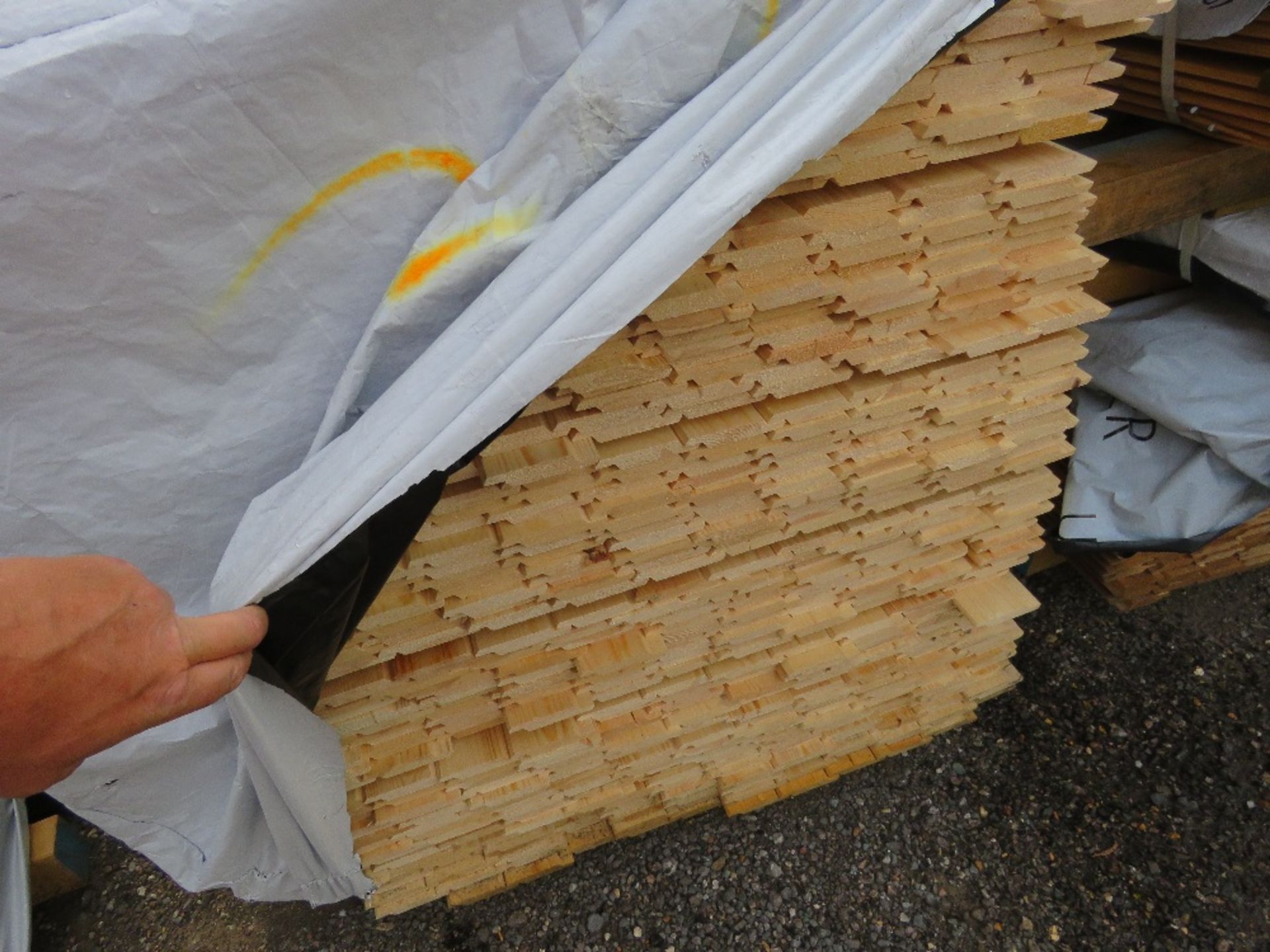 EXTRA LARGE PACK OF UNTREATED SHIPLAP TIMBER BOARDS 1.73METRE LENGTH X 95MM APPROX. - Bild 2 aus 3