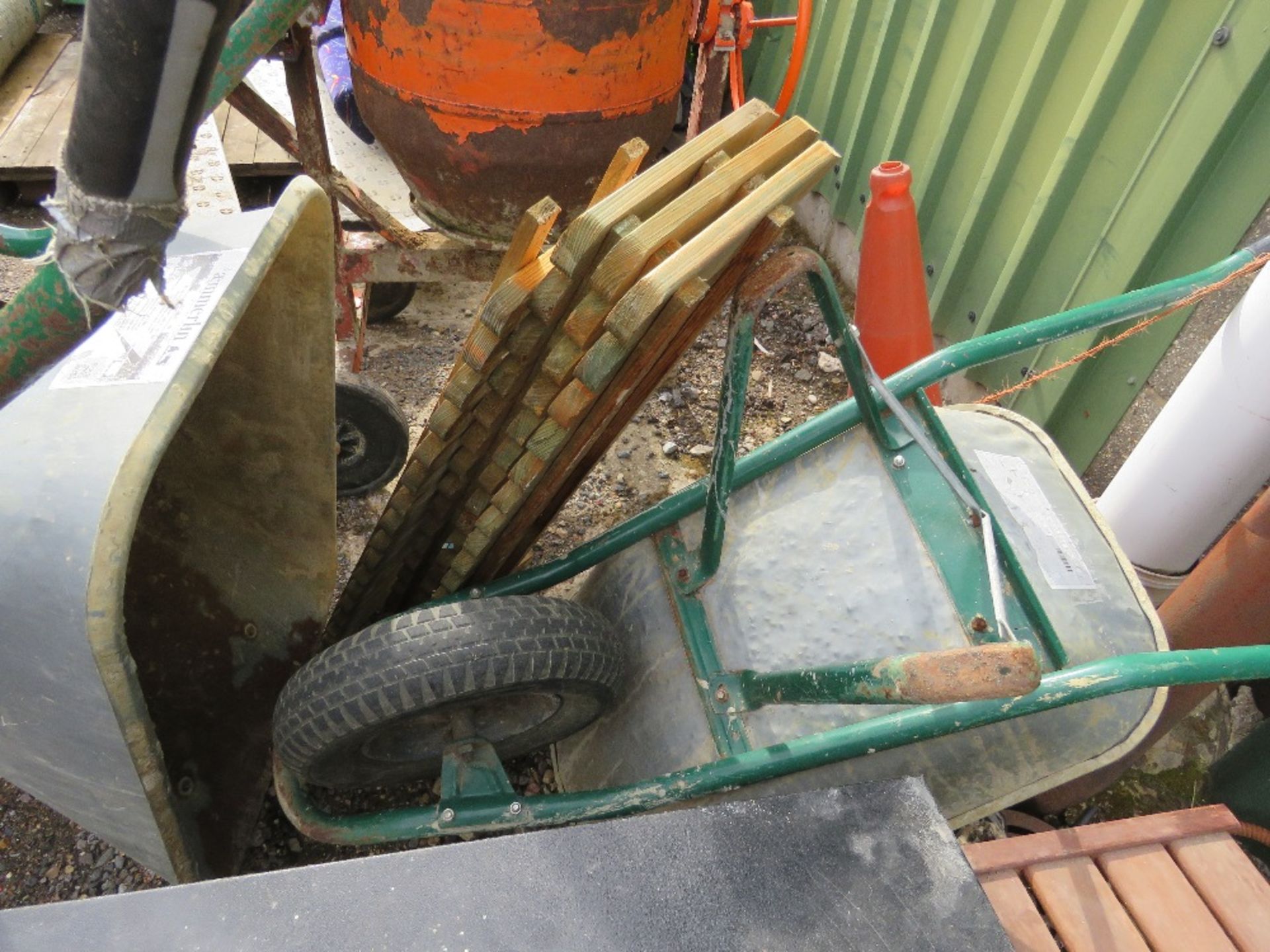 2 X WHEELBARROWS PLUS 4 X LAWN EDGING STRIPS. THIS LOT IS SOLD UNDER THE AUCTIONEERS MARGIN SCHEME - Image 3 of 3