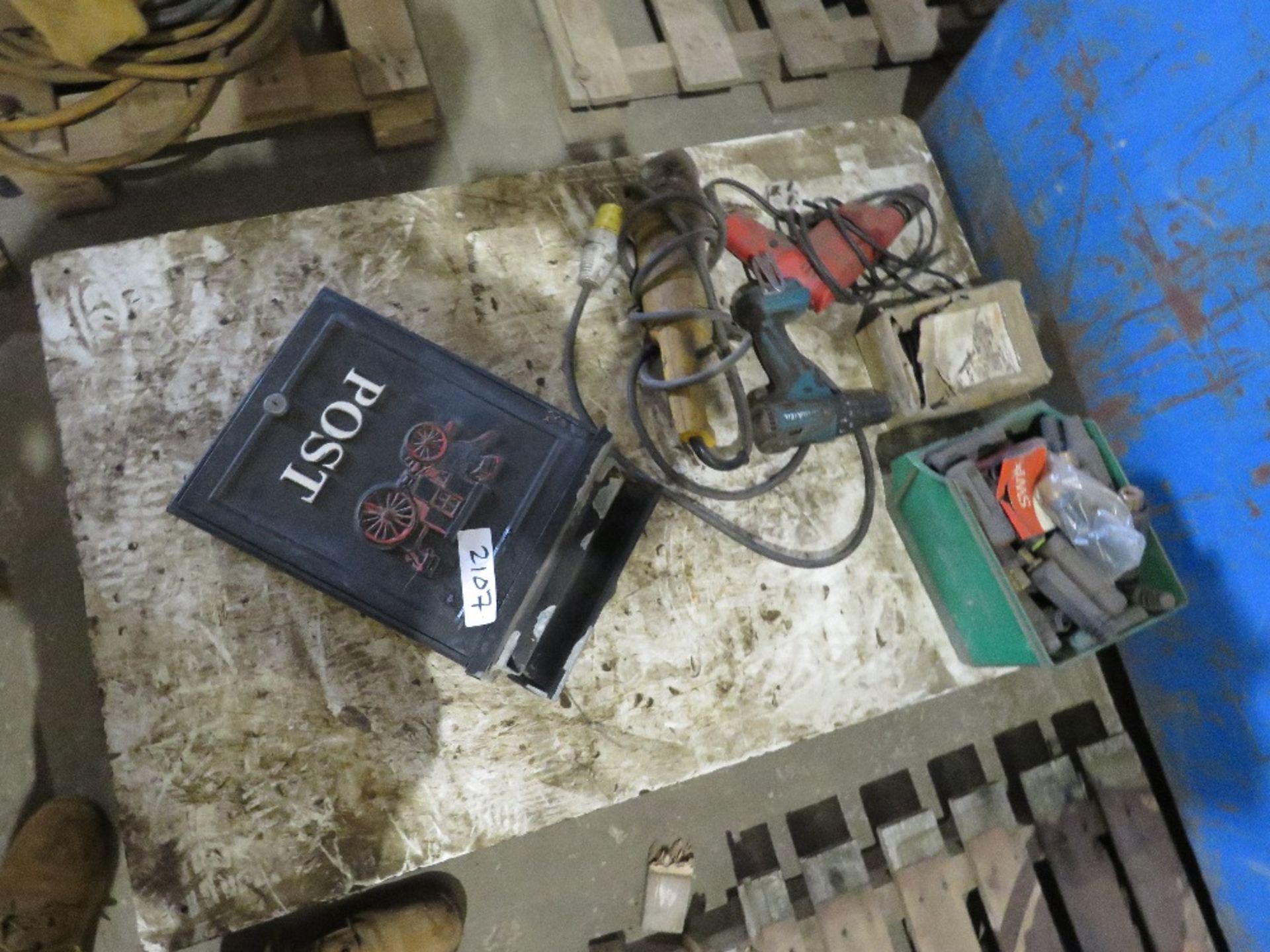 PALLET CONTAINING POST BOX AND ASSORTED HAND TOOLS. LOT LOCATION: EMERALD HOUSE, SWINBORNE ROAD, SS