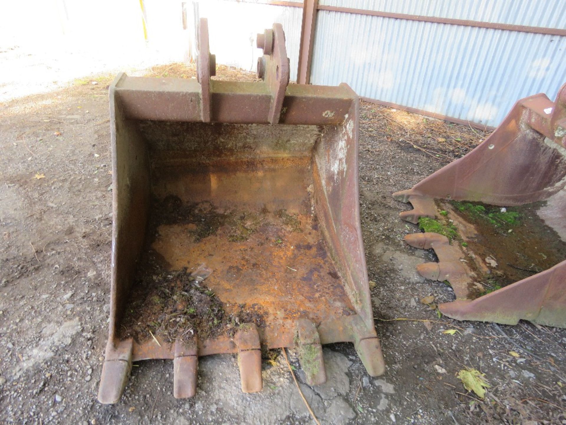 EXCAVATOR BUCKET, 3FT WIDTH ON 60MM PINS APPROX. - Image 2 of 3