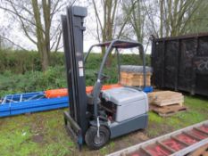 CROWN BATTERY POWERED FORKLIFT, INCOMPLETE. NO BATTERIES, CHARGER OR FORKS. DIRECT EX COMPANY LIQUI