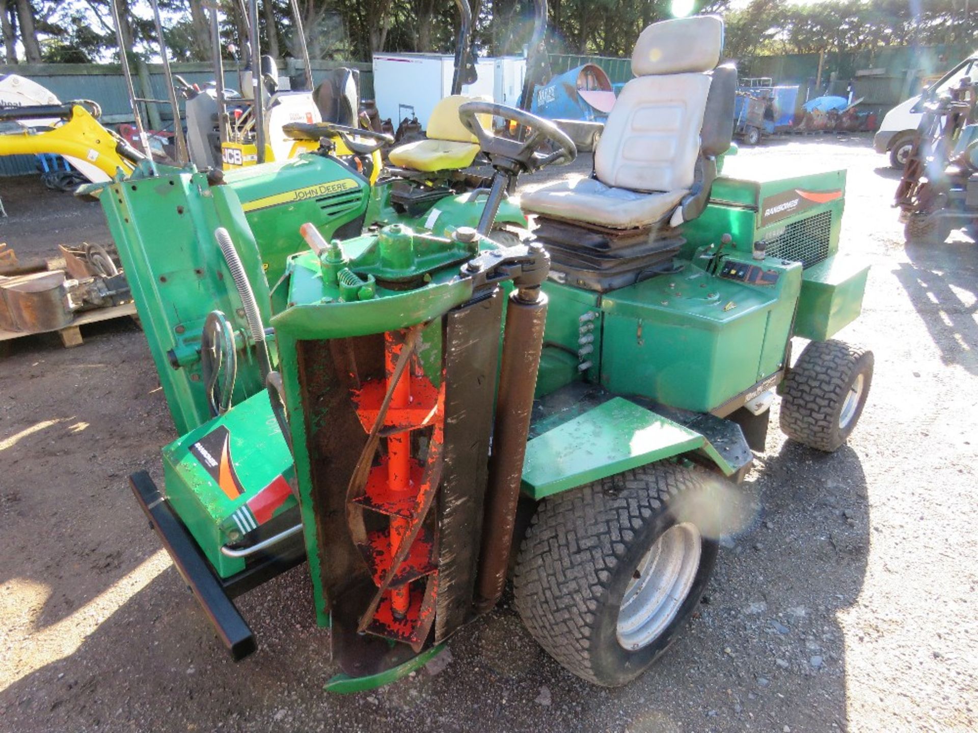RANSOMES 213 RIDE ON TRIPLE MOWER WITH KUBOTA ENGINE. WHEN TESTED WAS SEEN RO RUN , DRIVE AND CYLIND - Image 2 of 7
