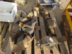 PALLET CONTAINING 5NO VICES, 2 X 56LBS WEIGHTS PLUS A GRINDER AND A SANDER. THIS LOT IS SOLD UNDE