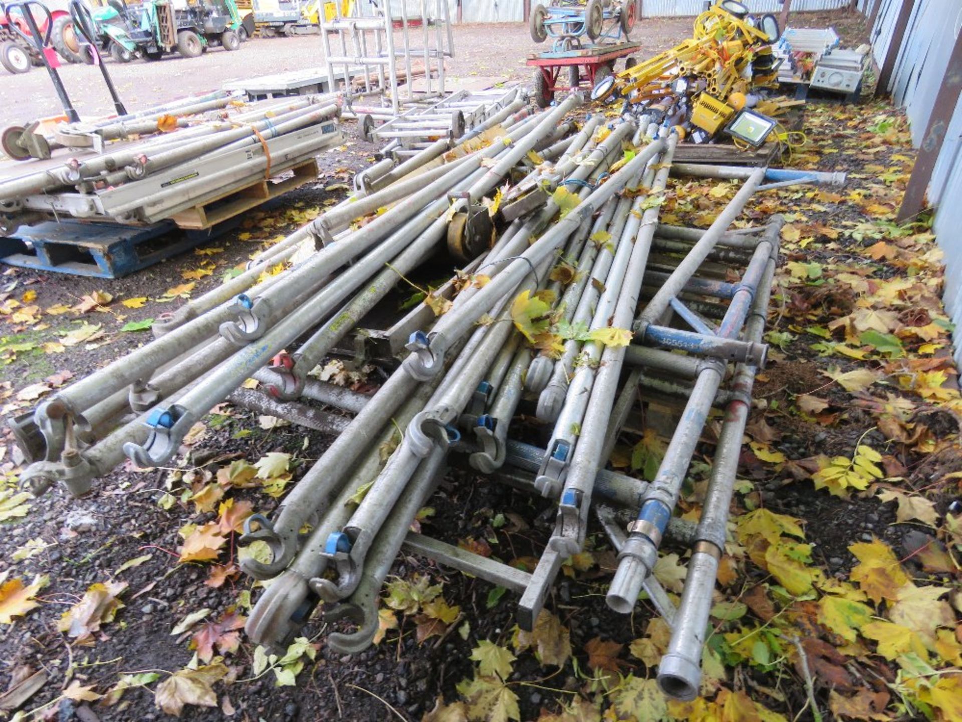 PALLET OF ALUMINIUM SCAFFOLD PARTS. THIS LOT IS SOLD UNDER THE AUCTIONEERS MARGIN SCHEME, THEREFO - Image 2 of 5