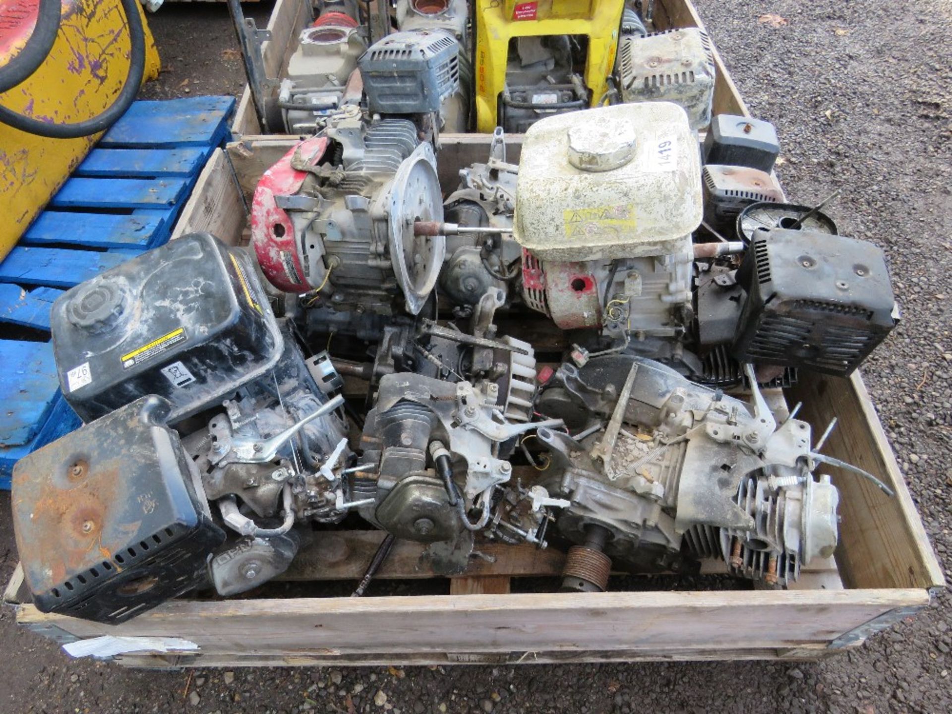 PALLET OF HONDA AND OTHER PETROL ENGINES. - Image 2 of 4