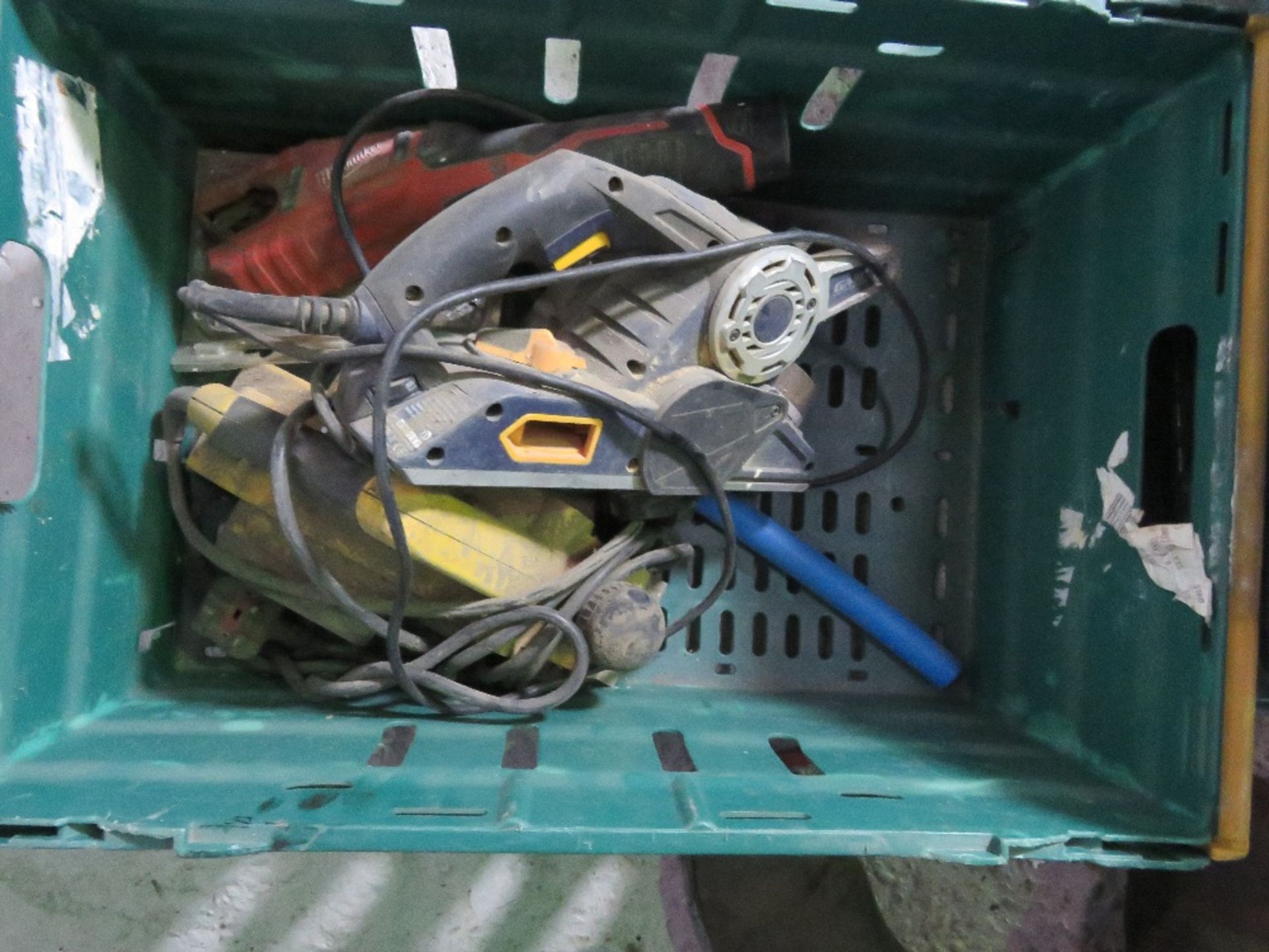 JUMP STARTER AND ASSORTED POWER TOOLS. THIS LOT IS SOLD UNDER THE AUCTIONEERS MARGIN SCHEME, THER - Image 3 of 3