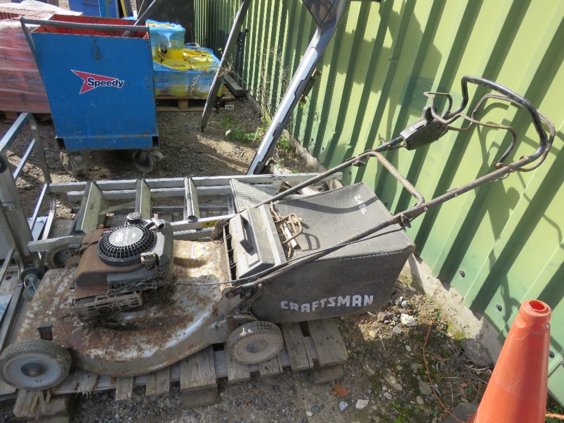 LAWNMOWER PLUS 2 X STEP LADDERS. THIS LOT IS SOLD UNDER THE AUCTIONEERS MARGIN SCHEME, THEREFORE - Image 3 of 3