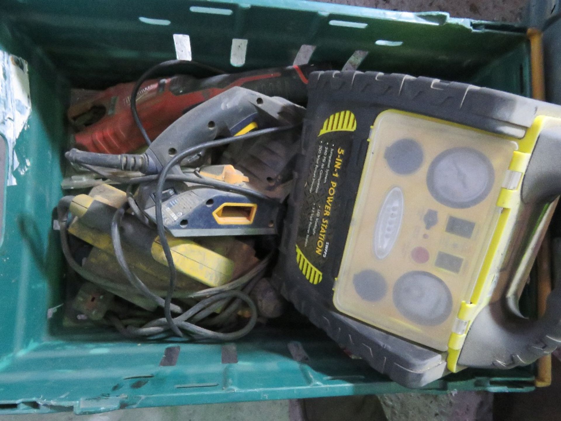 JUMP STARTER AND ASSORTED POWER TOOLS. THIS LOT IS SOLD UNDER THE AUCTIONEERS MARGIN SCHEME, THER - Image 2 of 3