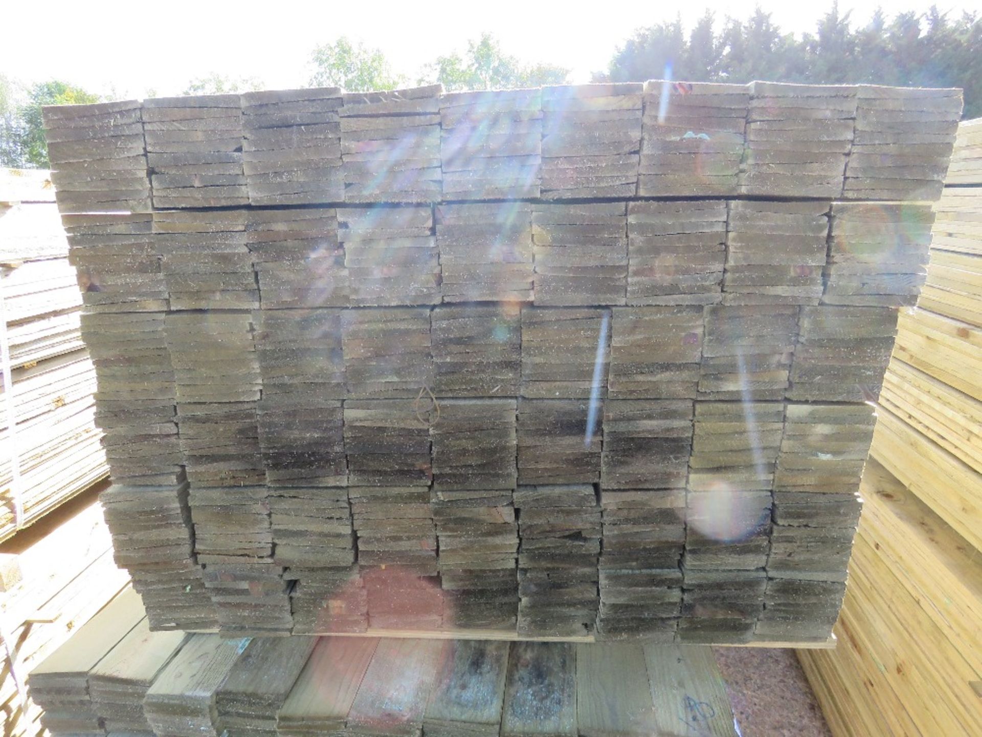 LARGE PACK OF FEATHER EDGE TREATED TIMBER FENCE BOARDS: 1.65M LENGTH X 100MM WIDTH APPROX. - Image 2 of 2
