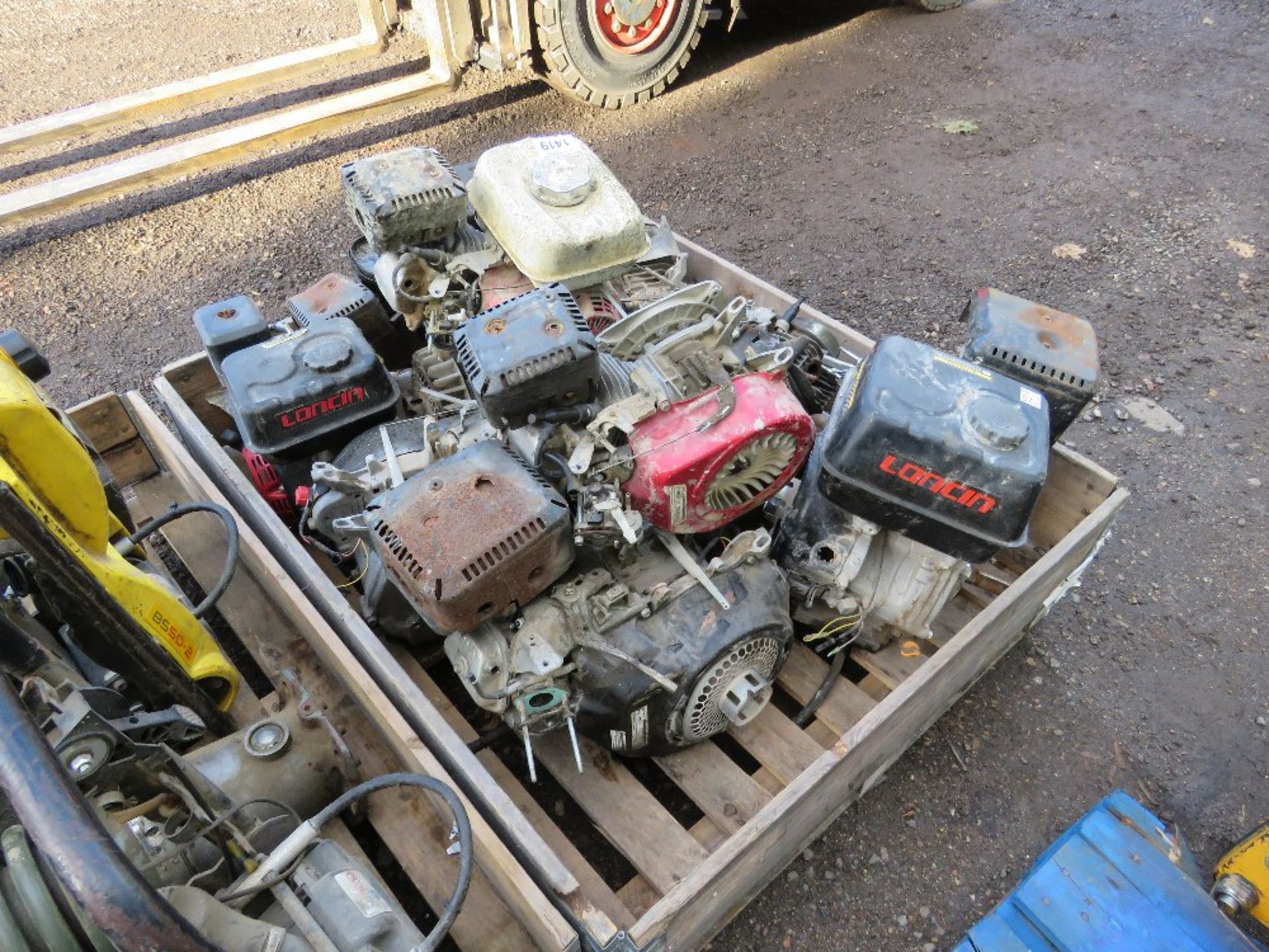 PALLET OF HONDA AND OTHER PETROL ENGINES. - Image 4 of 4