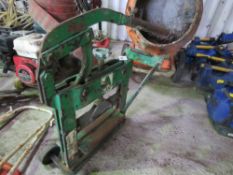 SMALL SIZED BLOCK SPLITTER. THIS LOT IS SOLD UNDER THE AUCTIONEERS MARGIN SCHEME, THEREFORE NO VA