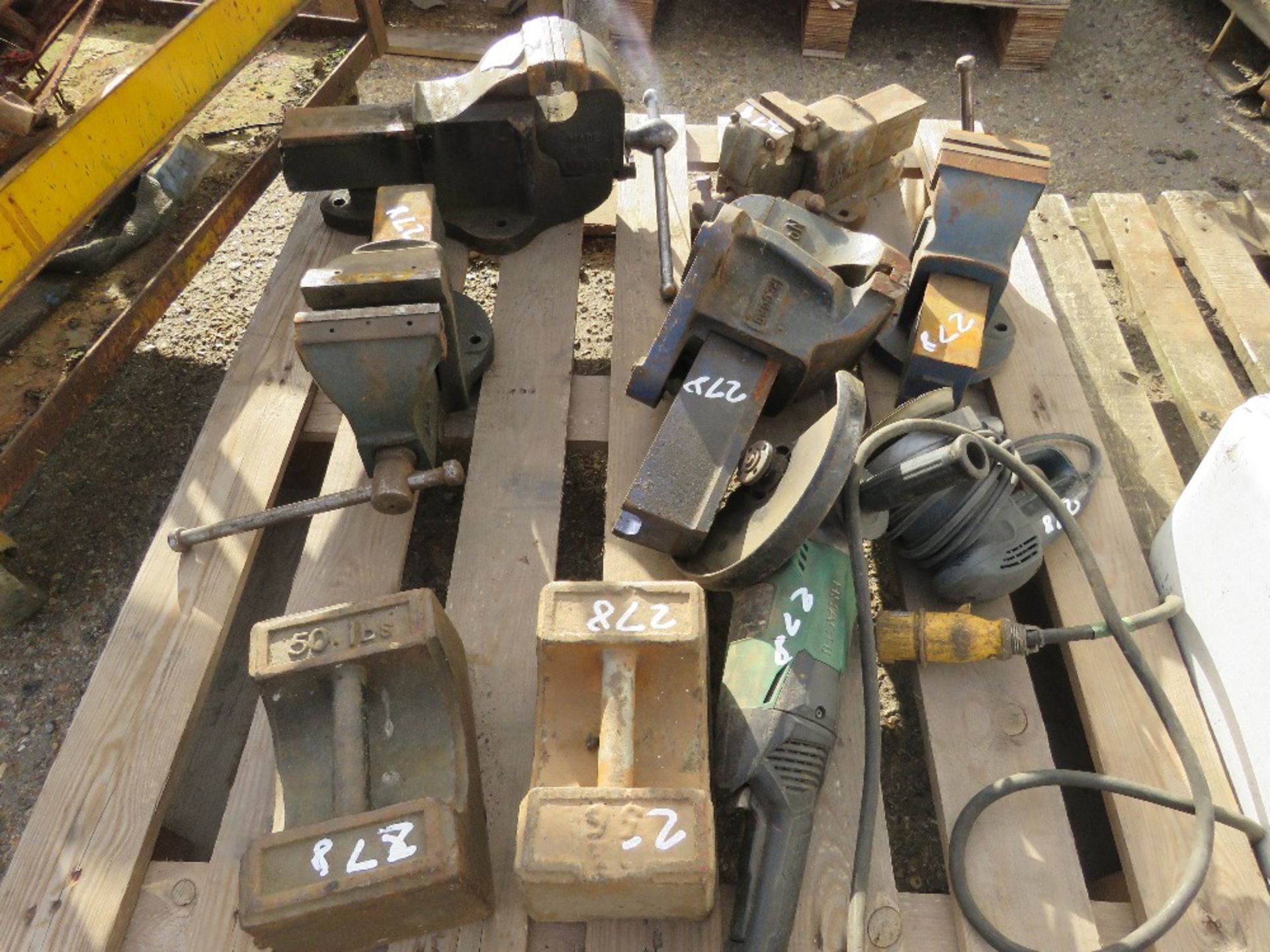 PALLET CONTAINING 5NO VICES, 2 X 56LBS WEIGHTS PLUS A GRINDER AND A SANDER. THIS LOT IS SOLD UNDE - Image 3 of 3