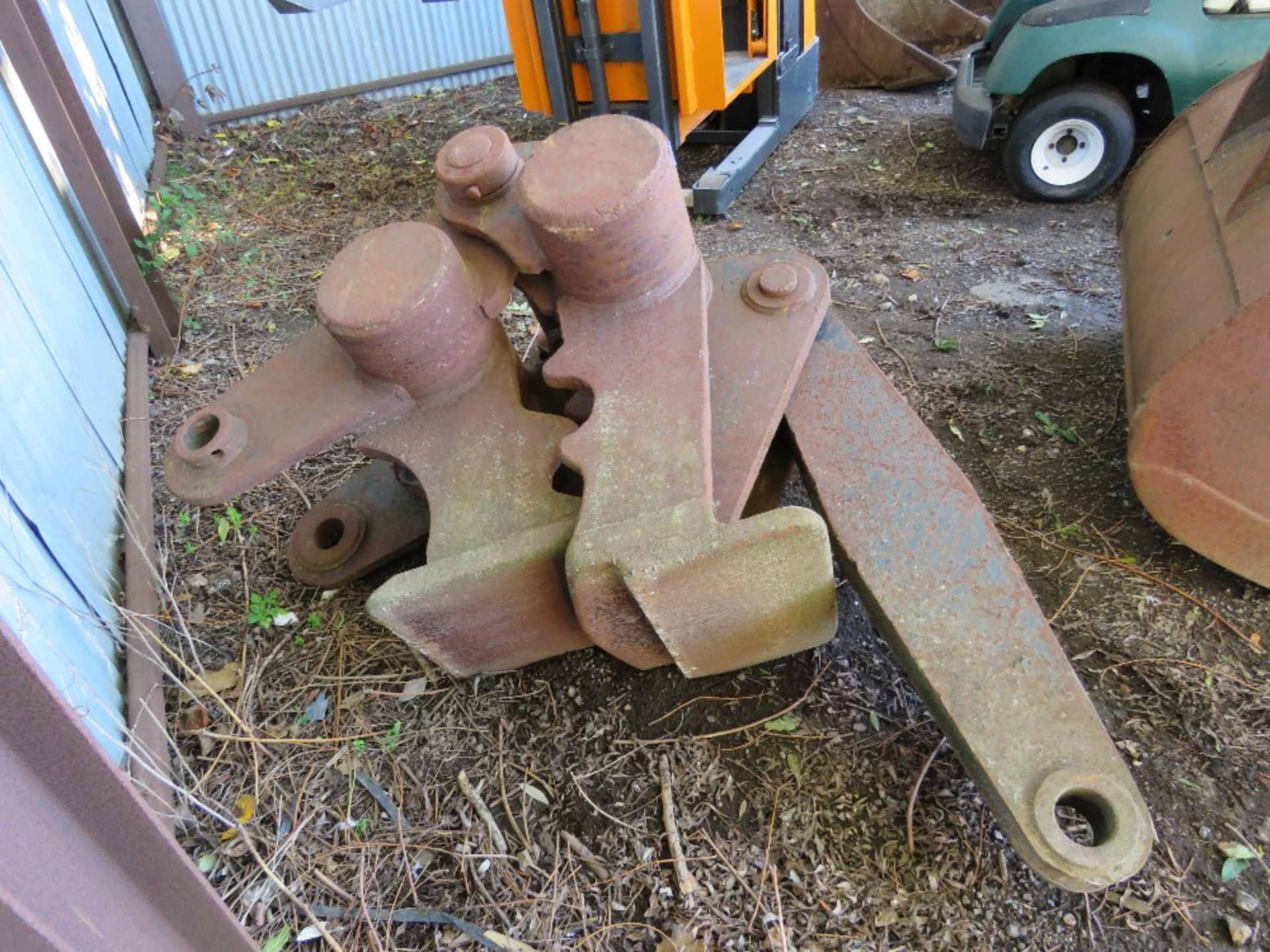 EXCAVATOR GRAPPLE ON 80MM PINS.