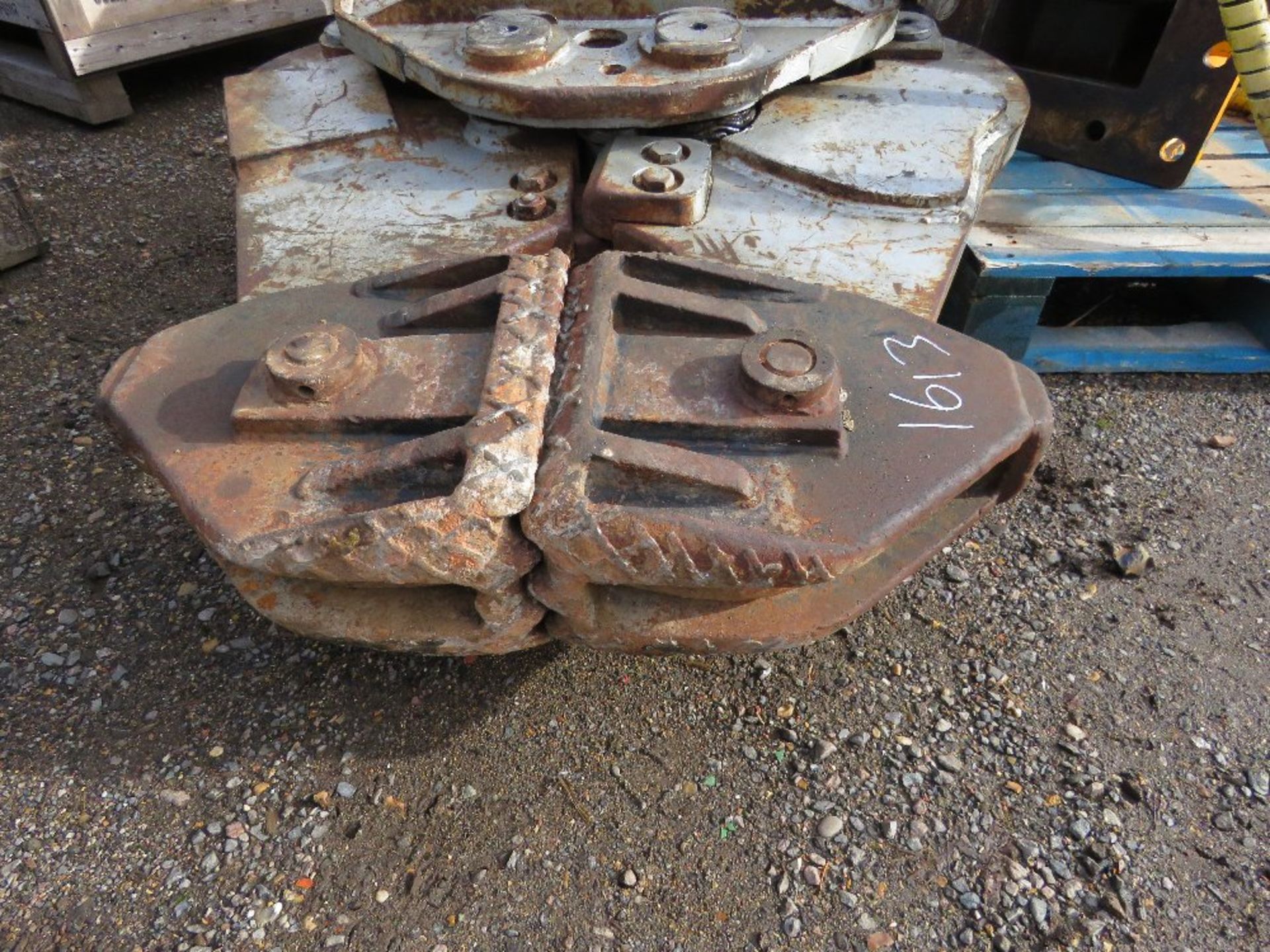 SET OF NPK S7X CRUSHER JAWS, EXCAVATOR MOUNTED ON 65MM PINS. - Image 3 of 9