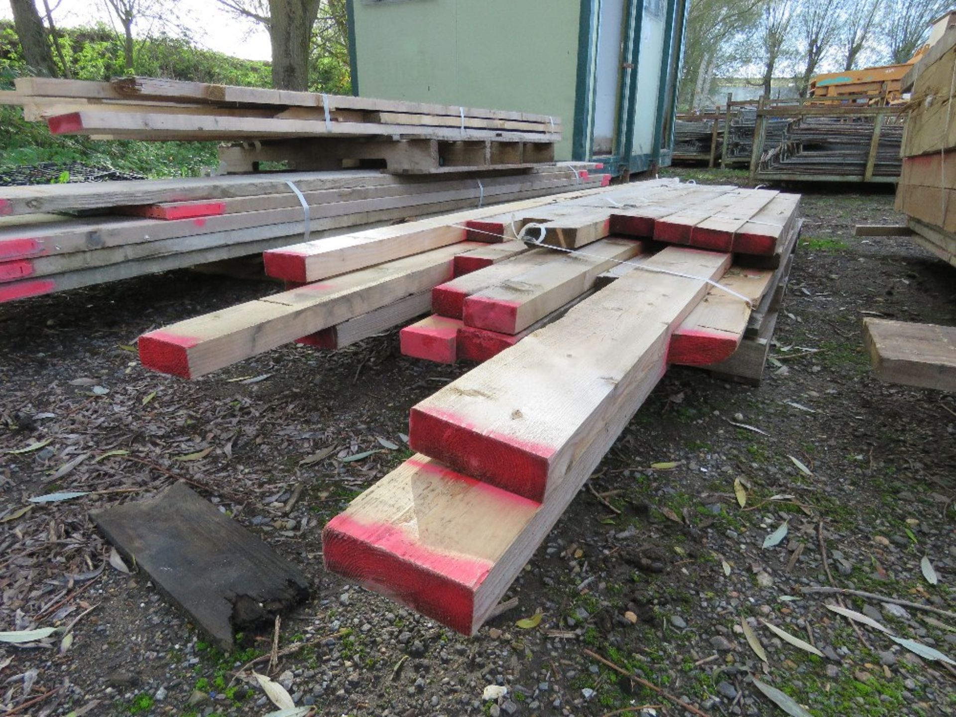 PALLET OF ASSORTED CONSTRUCTION TIMBER. THIS LOT IS SOLD UNDER THE AUCTIONEERS MARGIN SCHEME, THE - Image 3 of 3