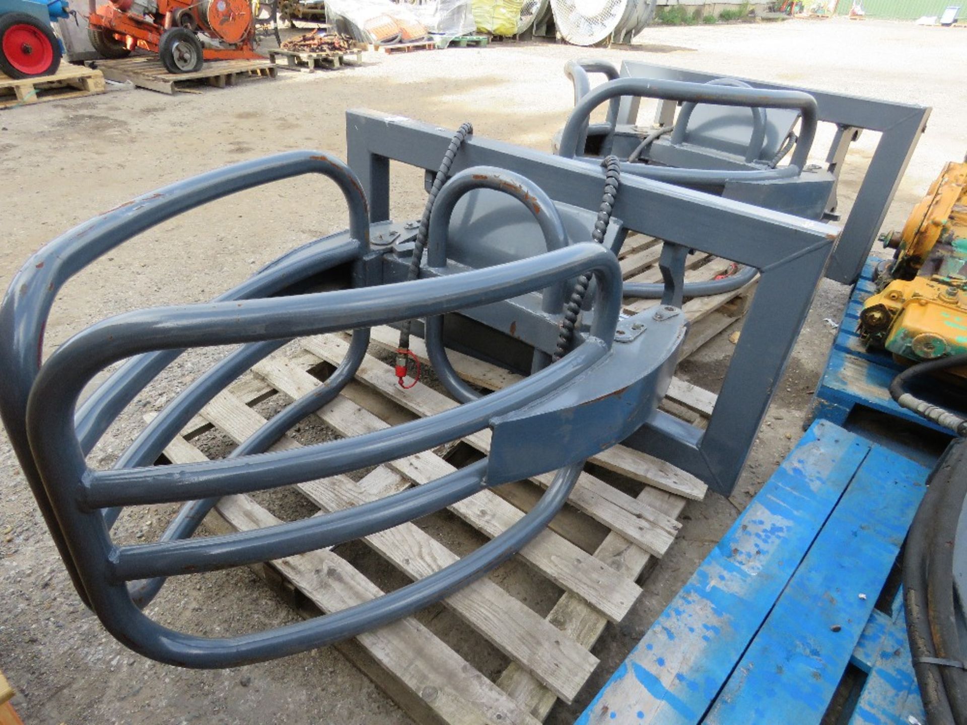 WRAPPED BALE SQUEEZE ATTACHMENT FOR TRACTOR FOREND LOADER OF FORKLIFT/TELHANDLER, UNUSED. - Image 2 of 2