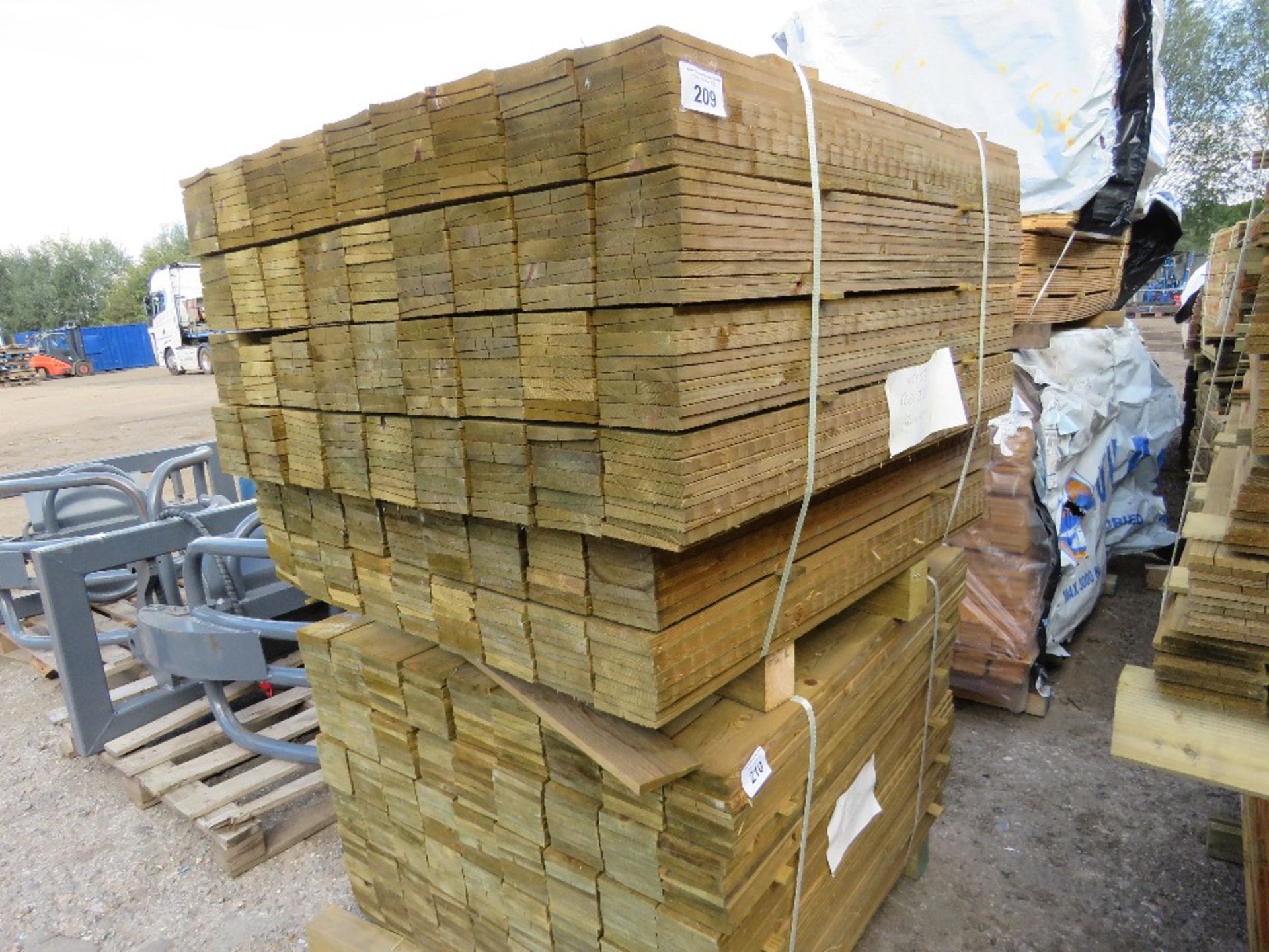 LARGE PACK OF PRESSURE TREATED FEATHER EDGE FENCE CLADDING TIMBER BOARDS: 1.05M LENGTH X 10CM WIDTH