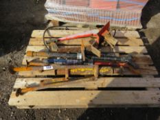 ASSORTED PIPE STANDS AND SUNDRIES IN A PLASTIC DRIP TRAY. THIS LOT IS SOLD UNDER THE AUCTIONEERS