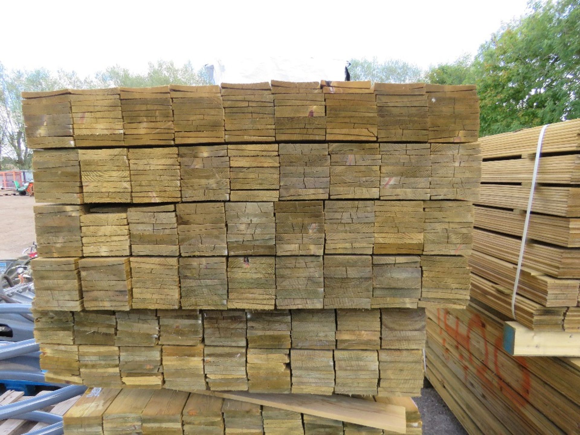 LARGE PACK OF PRESSURE TREATED FEATHER EDGE FENCE CLADDING TIMBER BOARDS: 1.05M LENGTH X 10CM WIDTH - Image 2 of 2