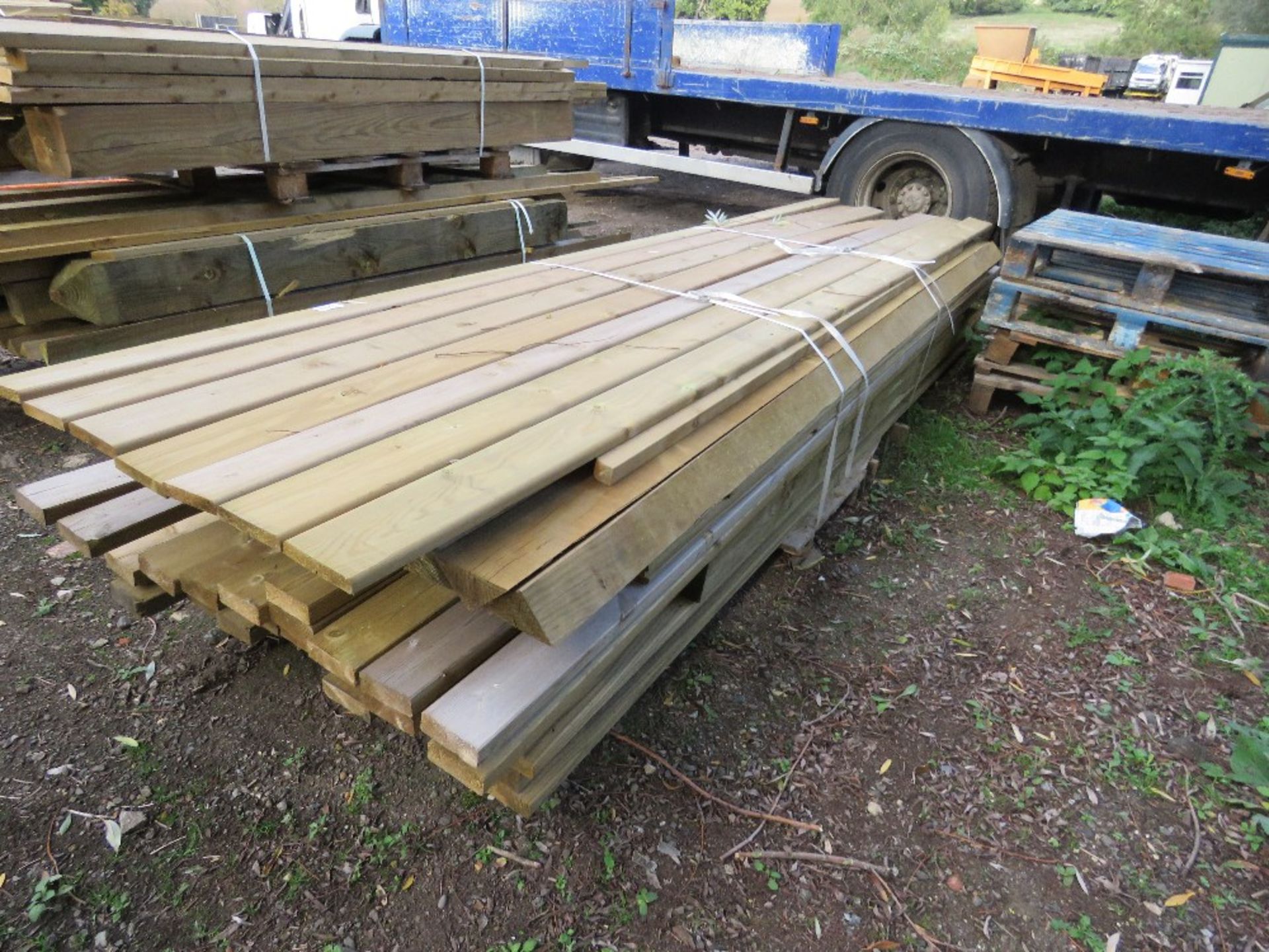 STACK OF ASSORTED FENCING TIMBERS. - Image 3 of 3