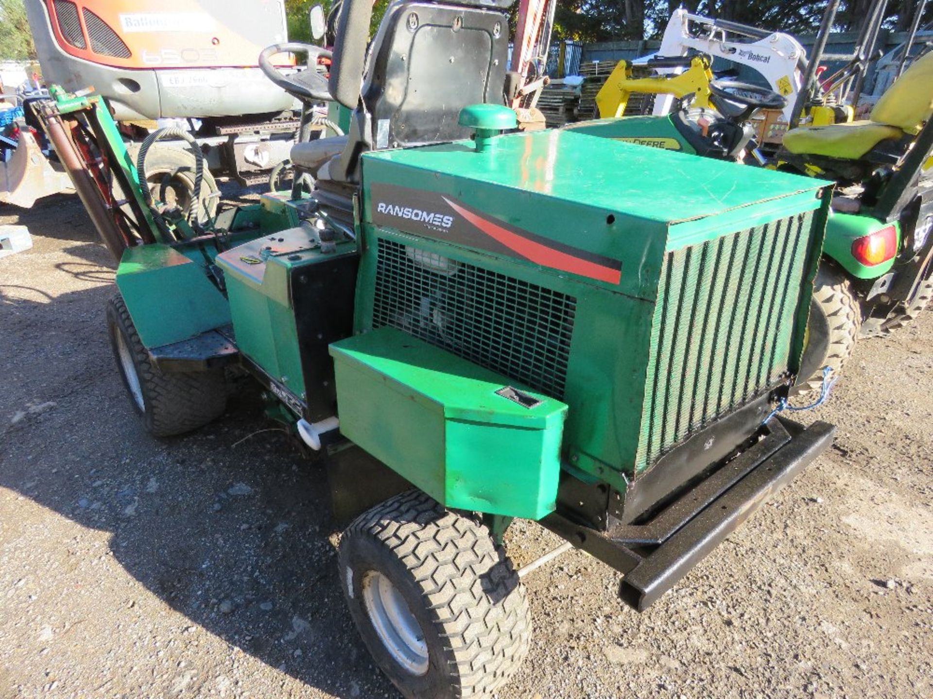 RANSOMES 213 RIDE ON TRIPLE MOWER WITH KUBOTA ENGINE. WHEN TESTED WAS SEEN RO RUN , DRIVE AND CYLIND - Image 4 of 7