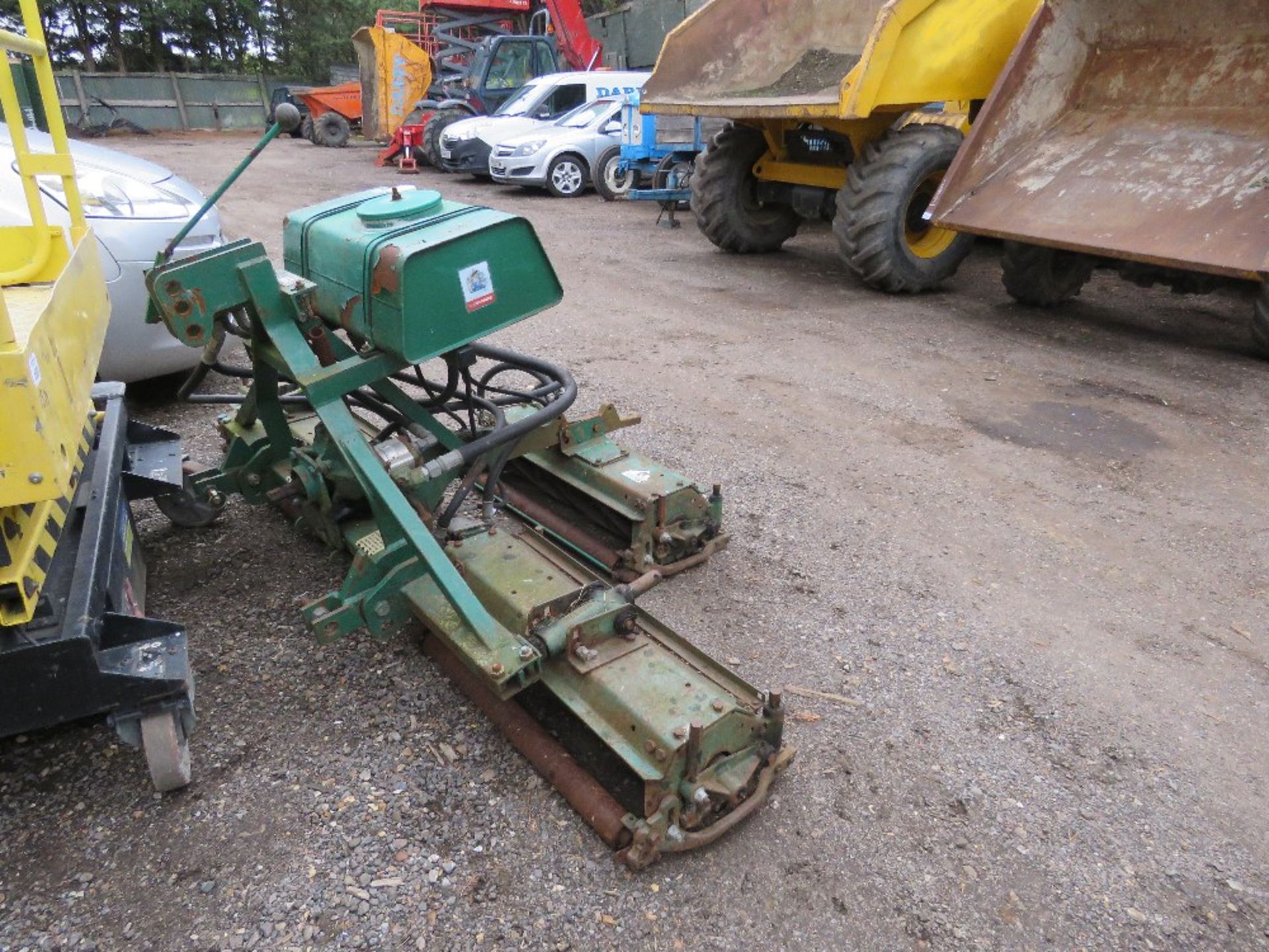 RANSOMES TRACTOR MOUNTED TRIPLE GANG MOWERS, 7FT WIDE APPROX, PTO DRIVEN PUMP, 3 POINT LINKAGE MOUNT - Image 3 of 3