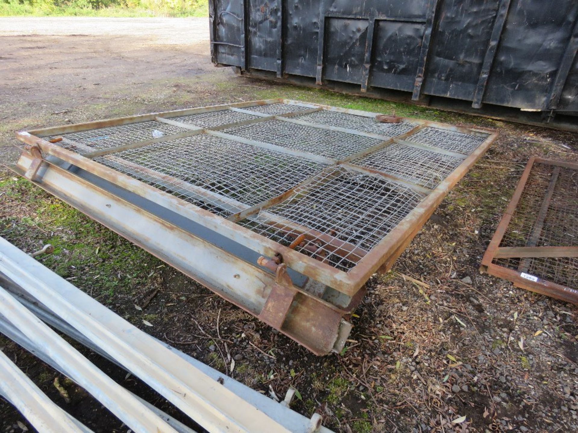 PAIR OF MESH COVERED SITE GATES 2.91M WIDE EACH X 2.5M HEIGHT APPROX. - Image 4 of 4