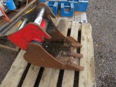 EXCAVATOR BUCKET, 3 TONNE RATED, 25MM PINS, 300MM WIDTH APPROX. THIS LOT IS SOLD UNDER THE AUCTIO