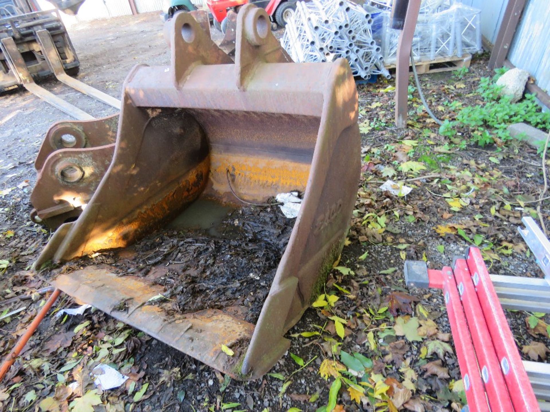 EXCAVATOR BUCKET, 3FT WIDTH ON 80MM PINS APPROX. - Image 2 of 4