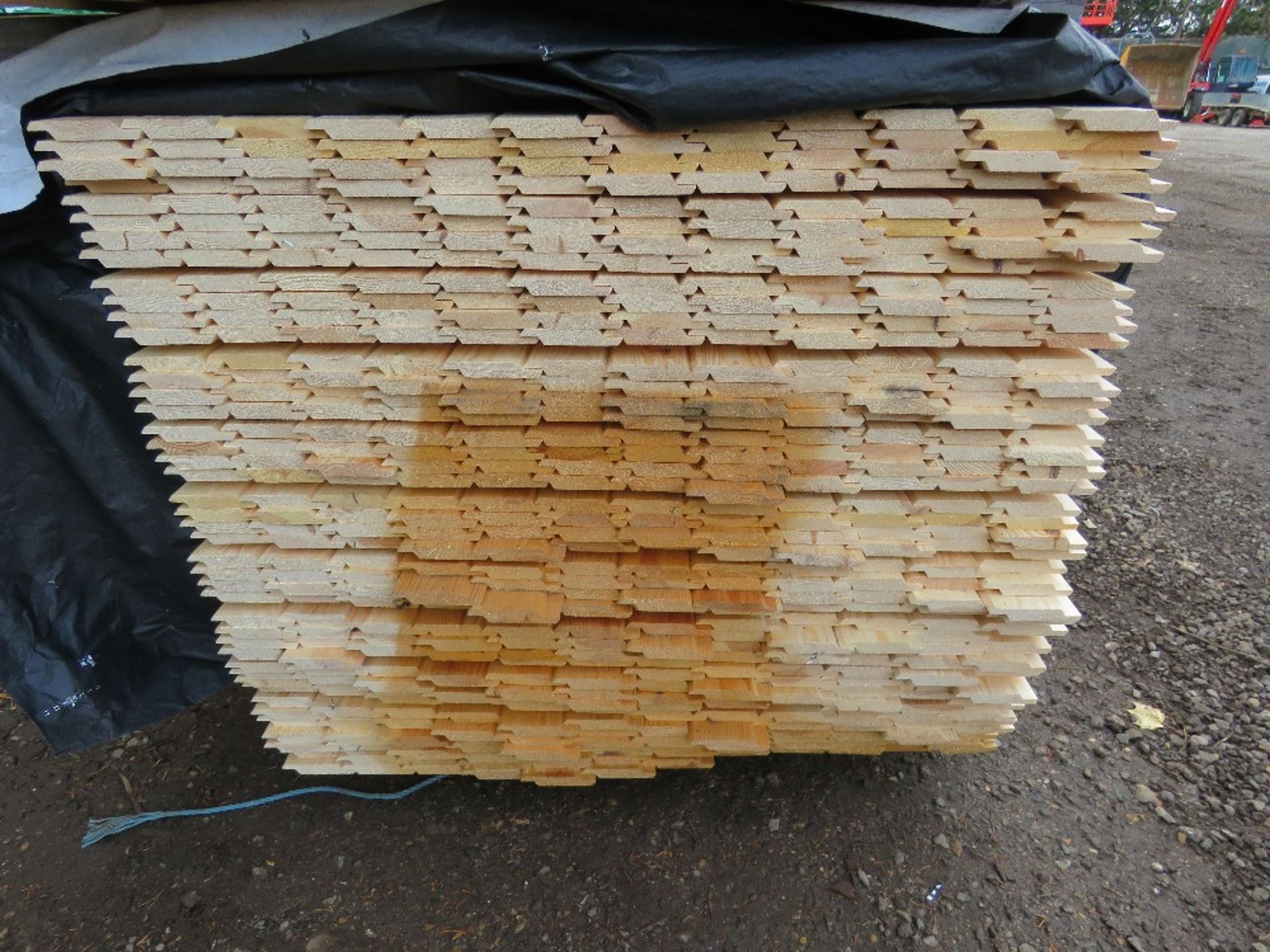 LARGE PACK OF UNTREATED SHIPLAP FENCE CLADDING TIMBERS 1.75M X 95MM APPROX. - Image 2 of 2