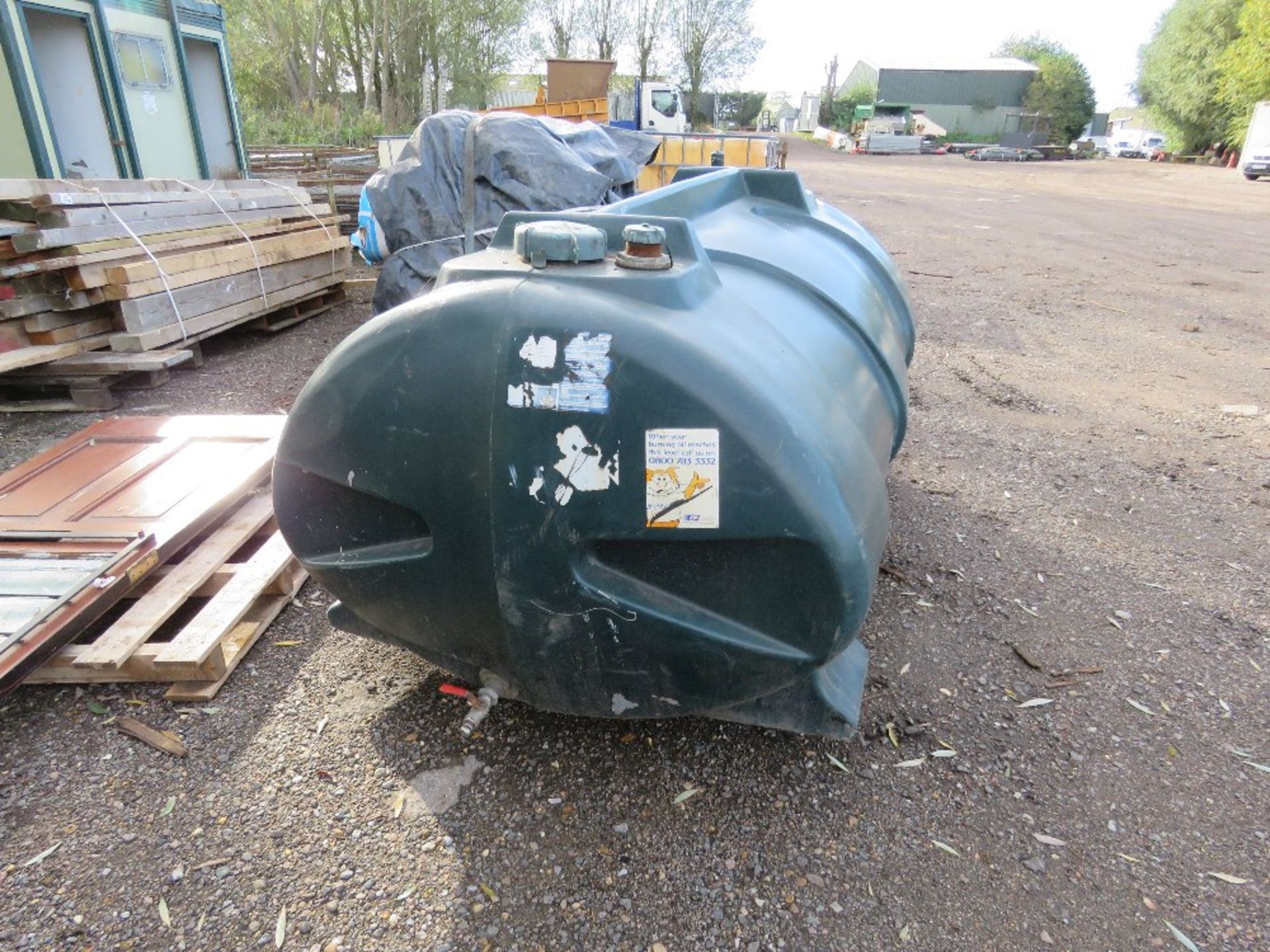 GREEN PLASTIC OIL/DIESEL STORAGE TANK. THIS LOT IS SOLD UNDER THE AUCTIONEERS MARGIN SCHEME, THER - Image 3 of 3
