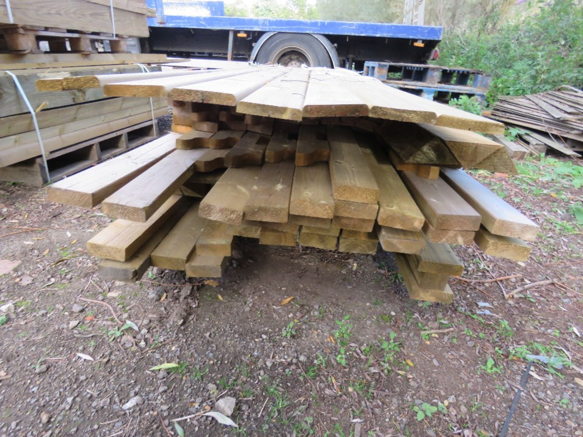 STACK OF ASSORTED FENCING TIMBERS. - Image 2 of 3