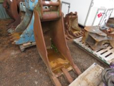 2FT WIDE EXCAVATOR BUCKET ON 80MM PINS. THIS LOT IS SOLD UNDER THE AUCTIONEERS MARGIN SCHEME, THEREF