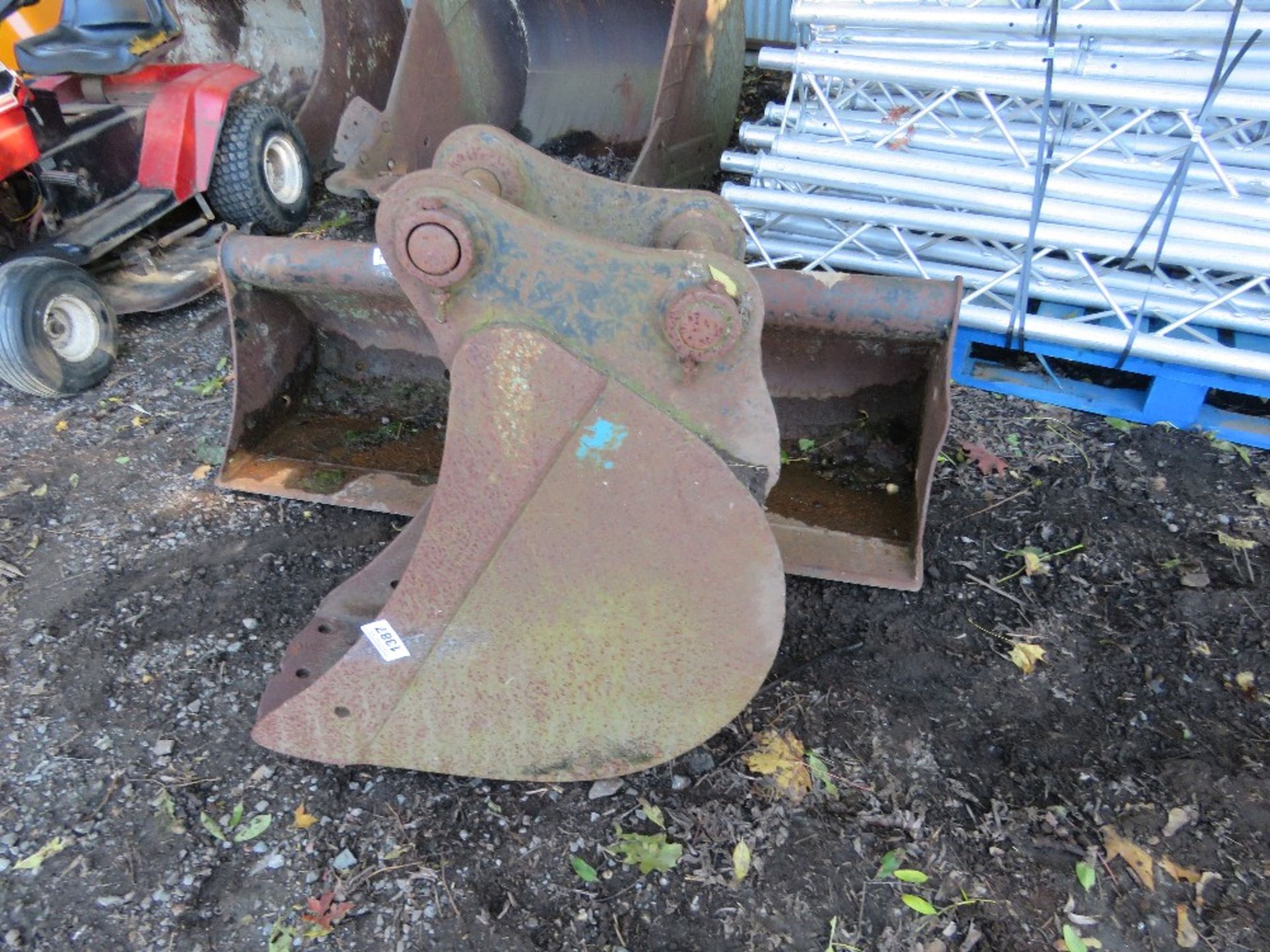 EXCAVATOR BUCKET, 1FT WIDTH ON 45MM PINS APPROX. - Image 3 of 3