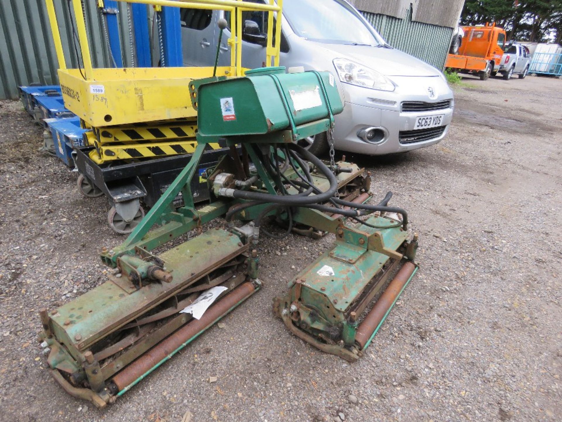RANSOMES TRACTOR MOUNTED TRIPLE GANG MOWERS, 7FT WIDE APPROX, PTO DRIVEN PUMP, 3 POINT LINKAGE MOUNT - Image 2 of 3