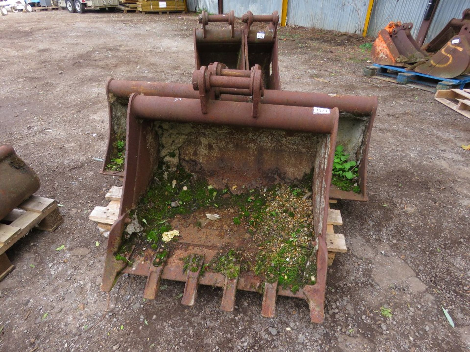 2 X EXCAVATOR BUCKETS: 45MM PINS, 3FT AND GRADING WIDTH APPROX.