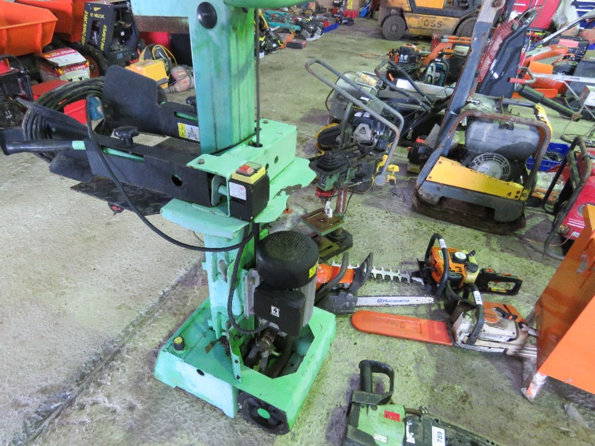 HANDYPRO 240VOLT POWERED UPRIGHT LOG SPLITTER, CONDITION UNKNOWN. THIS LOT IS SOLD UNDER THE AUCT - Image 5 of 5