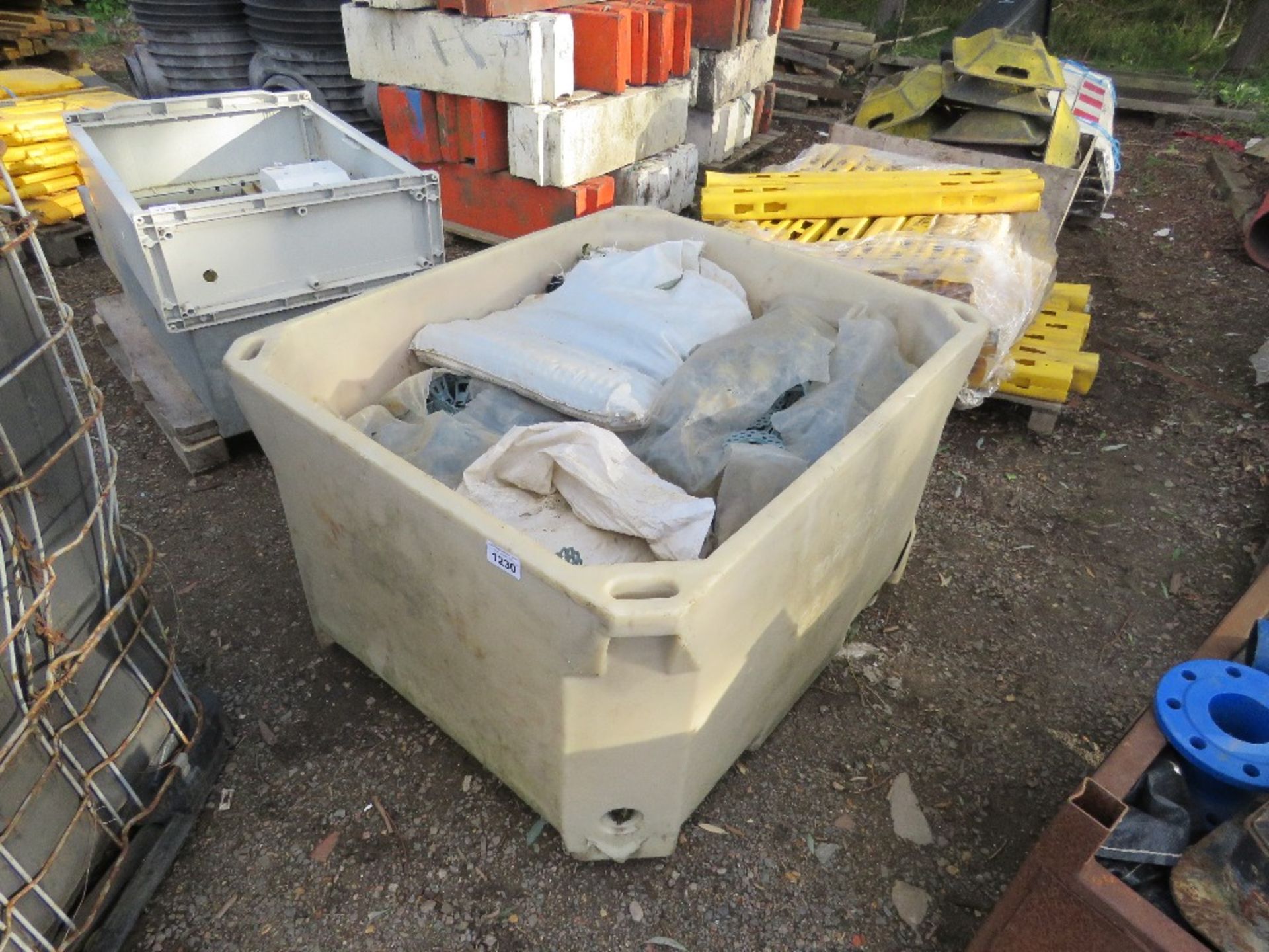 STILLAGE OF PLASTIC REBAR SPACERS. THIS LOT IS SOLD UNDER THE AUCTIONEERS MARGIN SCHEME, THEREFOR - Image 2 of 2