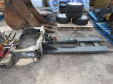 KAUP FORKLIFT MOUNTED BARREL SQUEEZE LIFTER WITH PRESSURE GUAGE. SOURCED FROM COMPANY LIQUIDATION. T