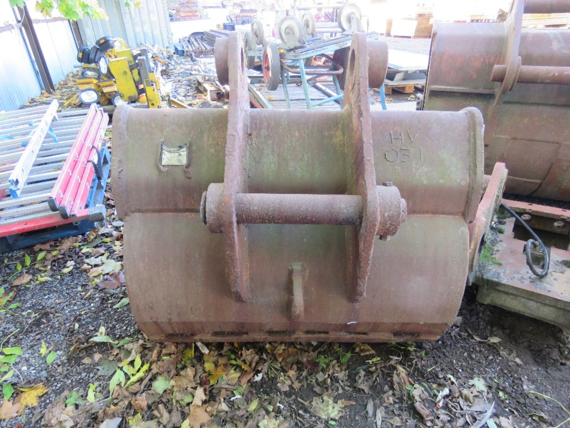 EXCAVATOR BUCKET, 3FT WIDTH ON 80MM PINS APPROX. - Image 3 of 4