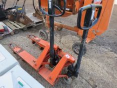 2 X HYDRAULIC PALLET TRUCKS.