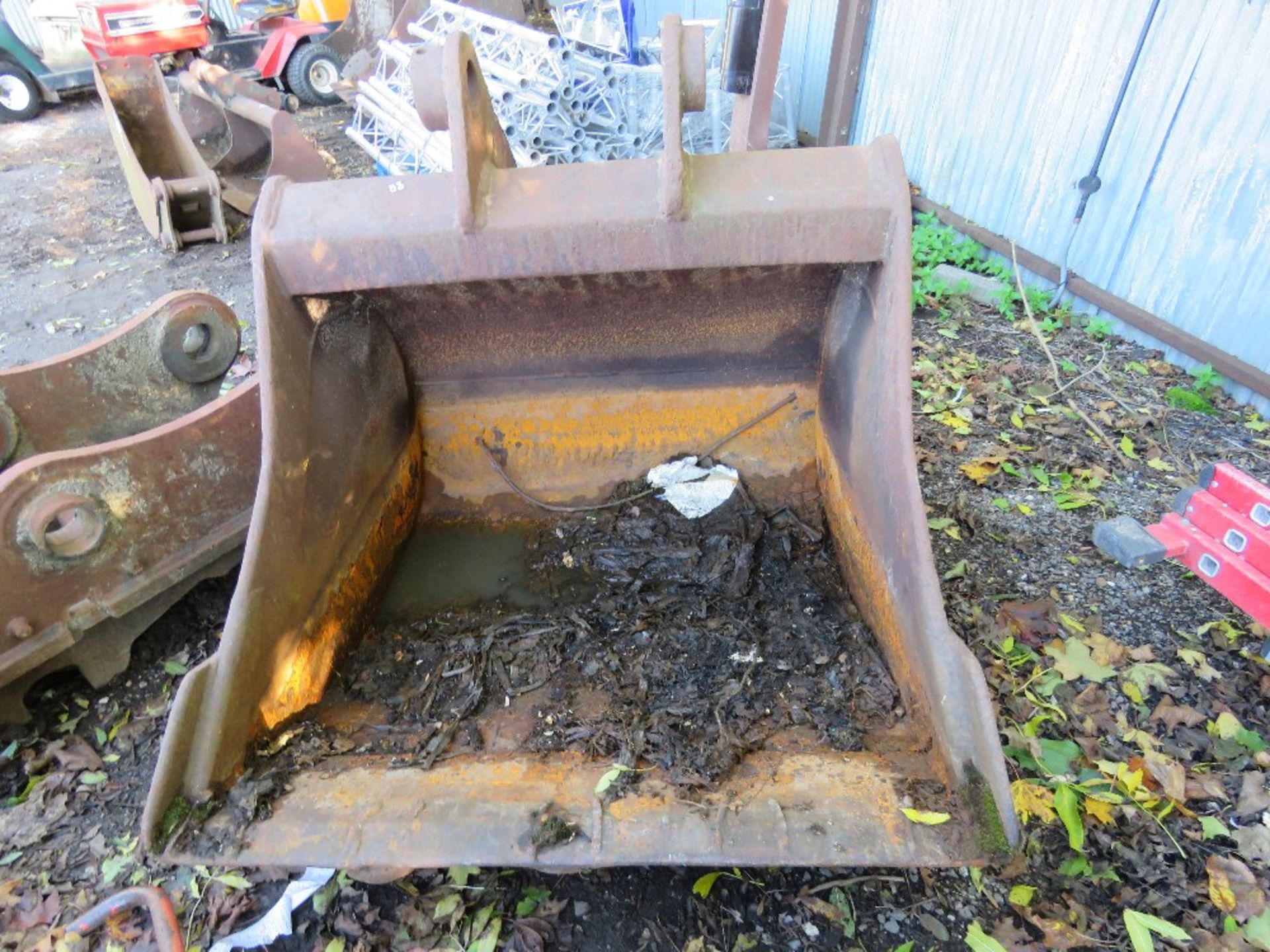 EXCAVATOR BUCKET, 3FT WIDTH ON 80MM PINS APPROX. - Image 4 of 4