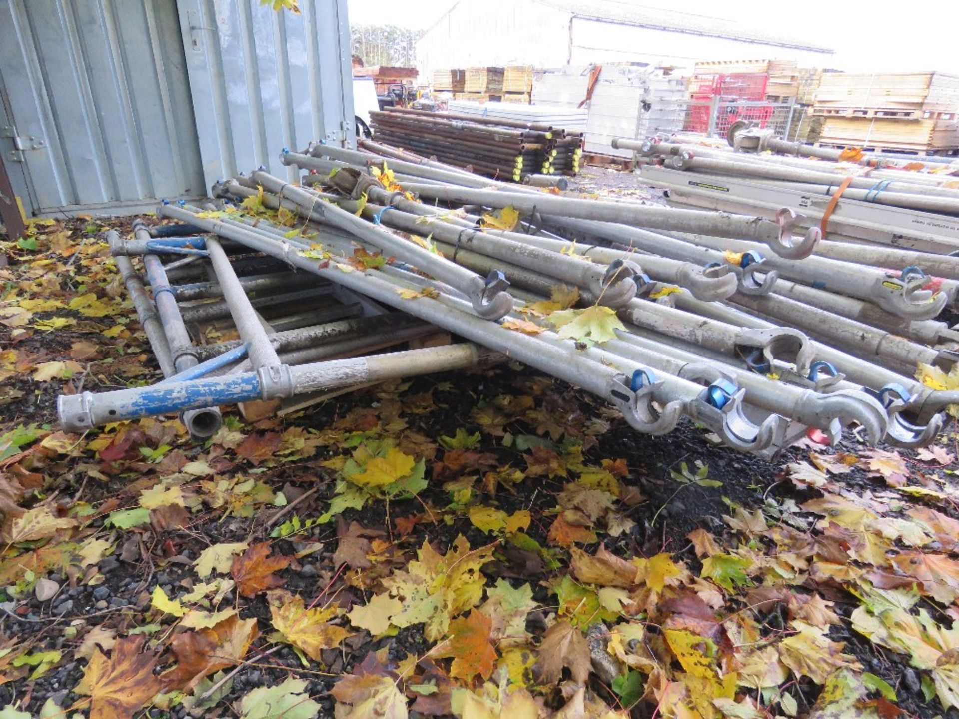 PALLET OF ALUMINIUM SCAFFOLD PARTS. THIS LOT IS SOLD UNDER THE AUCTIONEERS MARGIN SCHEME, THEREFO - Image 4 of 5