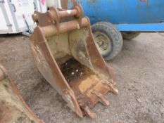 2FT WIDE EXCAVATOR BUCKET ON 65MM PINS. LOT LOCATION: THE STONDON HALL SALEGROUND, ESSEX. CM15 0