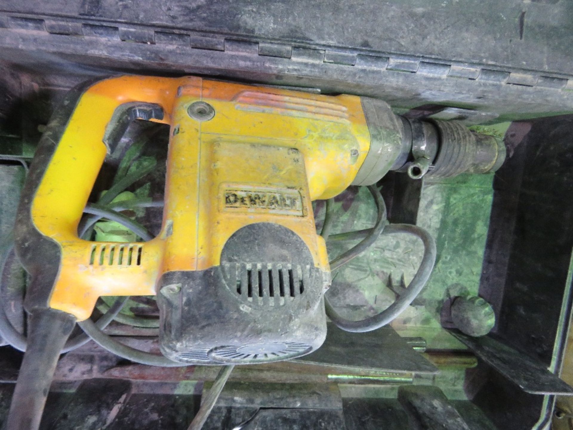 DEWALT 110VOLT HEAVY DUTY BREAKER WITH POINTS. DIRECT FROM LOCAL COMPANY WHO ARE CLOSING THE LANDSCA - Image 2 of 3
