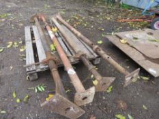 4 X ACROW TYPE SUPPORT PROPS. THIS LOT IS SOLD UNDER THE AUCTIONEERS MARGIN SCHEME, THEREFORE NO