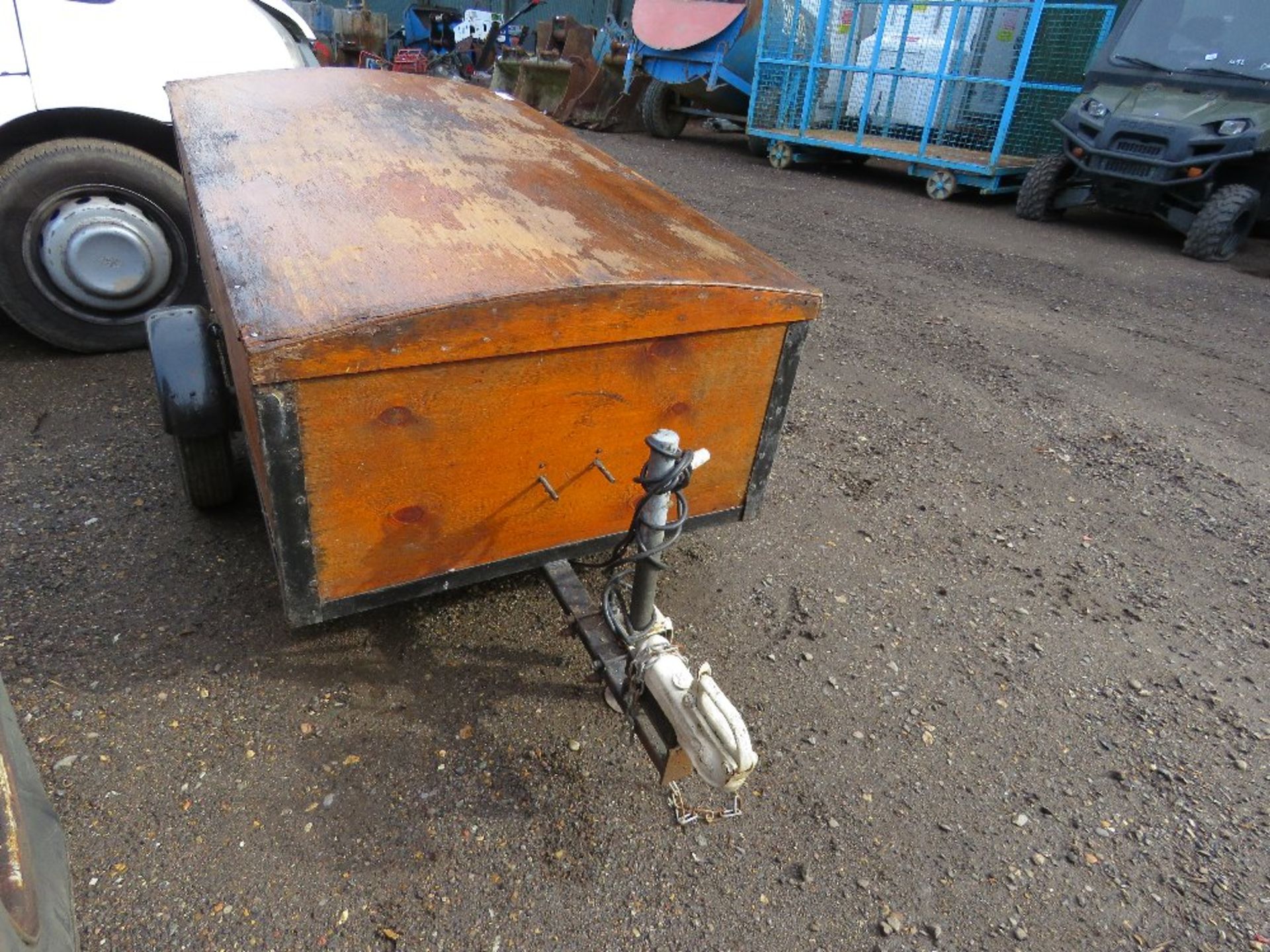 SMALL SIZED ENCLOSED TOOL TRAILER, 5FT X 3FT APPROX. THIS LOT IS SOLD UNDER THE AUCTIONEERS MARGI - Image 2 of 4