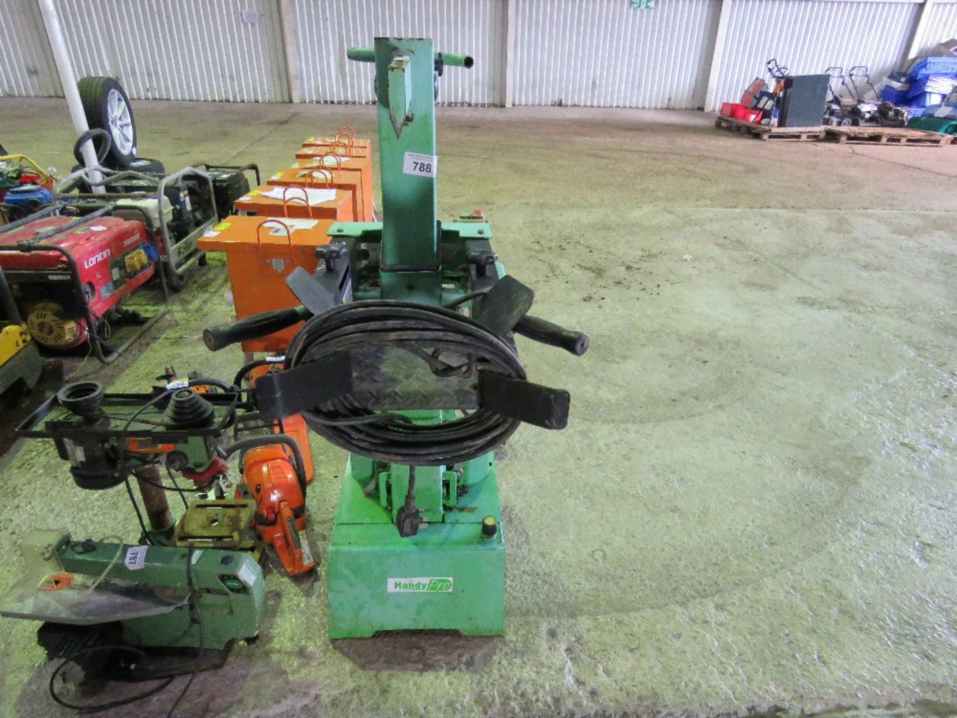 HANDYPRO 240VOLT POWERED UPRIGHT LOG SPLITTER, CONDITION UNKNOWN. THIS LOT IS SOLD UNDER THE AUCT - Image 2 of 5