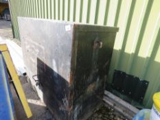 LARGE METAL TOOL BOX, NO KEYS. THIS LOT IS SOLD UNDER THE AUCTIONEERS MARGIN SCHEME, THEREFORE NO