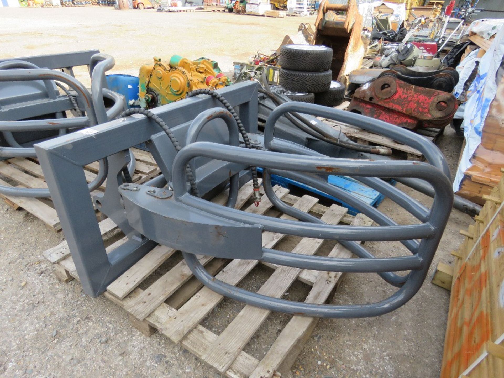 WRAPPED BALE SQUEEZE ATTACHMENT FOR TRACTOR FOREND LOADER OF FORKLIFT/TELHANDLER, UNUSED.